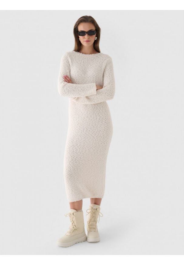 outhorn - Sukienka maxi z długim rękawem - złamana biel. Typ kołnierza: dekolt w łódkę. Kolekcja: plus size. Materiał: materiał, poliester, akryl, dzianina, wełna. Długość rękawa: długi rękaw. Wzór: ze splotem. Długość: maxi