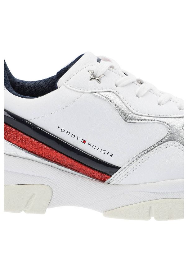 TOMMY HILFIGER - Białe Sneakersy Tommy Hilfiger Damskie Modne Buty. Okazja: na uczelnię, na spacer. Zapięcie: pasek. Kolor: biały. Szerokość cholewki: normalna. Wzór: paski. Materiał: skóra ekologiczna, materiał. Obcas: na obcasie. Styl: sportowy. Wysokość obcasa: niski