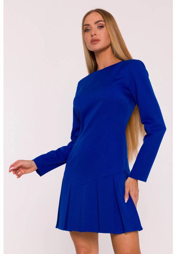 MOE - Elegancka krótka sukienka trapezowa z kontrafałdami chabrowa. Kolor: niebieski, brązowy. Długość rękawa: długi rękaw. Typ sukienki: trapezowe. Styl: elegancki. Długość: mini