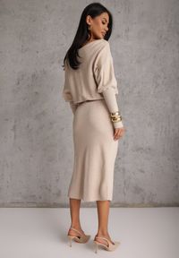 Renee - Beżowa Nietoperzowa Sukienka z Dzianiny z Wiskozą z Dekoltem w Łódkę Yuzoma. Typ kołnierza: dekolt w łódkę. Kolor: beżowy. Materiał: dzianina, wiskoza. Typ sukienki: oversize #2