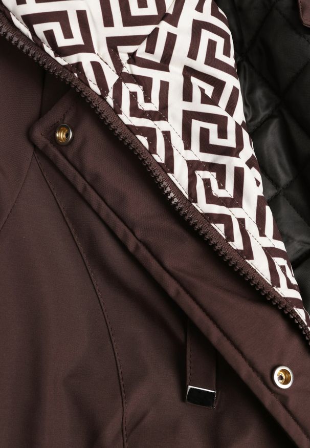 Born2be - Brązowa Kurtka Parka z Kapturem z Ozdobną Wyściółką Tiolara. Okazja: na spacer, na co dzień. Typ kołnierza: kaptur. Kolor: brązowy. Materiał: jeans. Styl: casual, sportowy