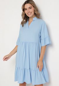 Born2be - Jasnoniebieska Sukienka Rozkloszowana z Wiskozą Ozdobiona Falbanami Eviriane. Okazja: na co dzień. Typ kołnierza: dekolt w serek. Kolor: niebieski. Materiał: wiskoza. Wzór: aplikacja. Typ sukienki: proste. Styl: casual