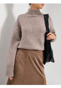 Sinsay - Prążkowany golf - brązowy. Typ kołnierza: golf. Kolor: brązowy. Materiał: prążkowany