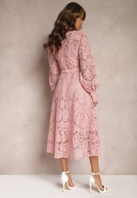 Renee - Różowa Koronkowa Sukienka Midi z Ozdobnym Wiązaniem Camaela. Kolor: różowy. Materiał: koronka. Długość rękawa: na ramiączkach. Długość: midi #3