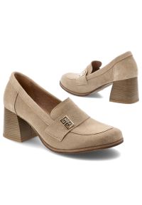 Półbuty damskie Armodo, cholewka ze skóry naturalnej zamszowej wsuwany fason z zabudowanym przodem, beżowe, 20207. Okazja: na co dzień. Kolor: beżowy. Materiał: skóra, zamsz. Szerokość cholewki: normalna. Wzór: aplikacja. Obcas: na obcasie. Styl: casual, klasyczny, elegancki. Wysokość obcasa: średni #5