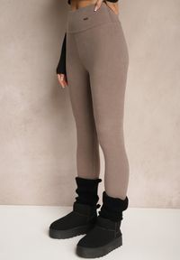 Renee - Ciemnobeżowe Legginsy High Waist z Metaliczną Ozdobą Batila. Stan: podwyższony. Kolor: beżowy. Materiał: dzianina. Wzór: aplikacja #4