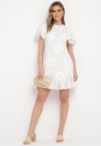 Born2be - Biała Sukienka Mini z Koronkowymi Wstawkami i Falbankami Soffiana. Okazja: na co dzień, na imprezę. Typ kołnierza: kołnierz z falbankami. Kolor: biały. Materiał: koronka. Długość rękawa: krótki rękaw. Wzór: koronka. Styl: casual, elegancki. Długość: mini #3