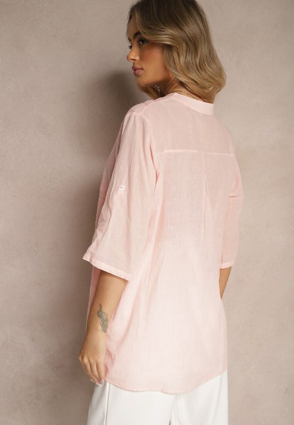 Renee - Jasnoróżowa Bawełniana Koszula Ozdobiona Haftem i Regulowanymi Rękawami Aranovia. Okazja: na co dzień. Typ kołnierza: dekolt w kształcie V. Kolor: różowy. Materiał: bawełna. Wzór: haft, aplikacja. Styl: casual, elegancki