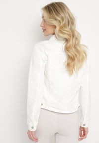 Born2be - Biała Bawełniana Kurtka Jeansowa Zapinana na Metalowe Guziki Auratia. Okazja: na co dzień, na spacer. Kolor: biały. Materiał: bawełna, jeans. Długość rękawa: długi rękaw. Długość: długie. Styl: klasyczny, casual #7