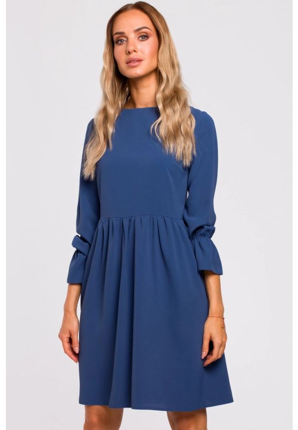 Sukienki.shop - Sukienka oversize rozkloszowana z falbaną na dole niebieska. Kolor: niebieski. Materiał: tkanina. Typ sukienki: oversize. Styl: elegancki. Długość: midi