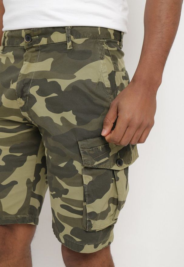 Born2be - Zielone Szorty z Bawełny z Wysokim Stanem i Dodatkowymi Kieszeniami Pelia. Okazja: na co dzień. Stan: podwyższony. Kolor: zielony. Materiał: bawełna. Styl: casual, klasyczny