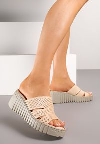 Born2be - Beżowe Klapki Vices na Koturnie z Perforacją Sarvelina. Okazja: na co dzień. Kolor: beżowy. Materiał: materiał. Obcas: na koturnie. Styl: elegancki, casual #5