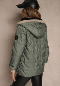 Renee - Zielona Kurtka z Pikowanymi Przeszyciami Kontrastowymi Wstawkami i Kapturem Tulirea. Okazja: na co dzień. Typ kołnierza: kaptur. Kolor: zielony. Materiał: jeans. Styl: casual, elegancki #5
