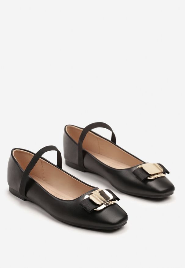 Renee - Czarne Balerinki Zdobione Biżuteryjną Aplikacją i Elastycznym Paskiem Inirea. Okazja: na co dzień. Zapięcie: pasek. Kolor: czarny. Materiał: koronka, jeans. Wzór: aplikacja. Obcas: na obcasie. Styl: casual, elegancki. Wysokość obcasa: niski