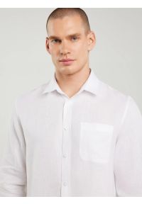 Big-Star - Lniana koszula męska biała Jianis 101. Okazja: na co dzień. Typ kołnierza: kołnierzyk klasyczny. Kolor: biały. Materiał: len. Sezon: lato. Styl: klasyczny, elegancki, casual #6