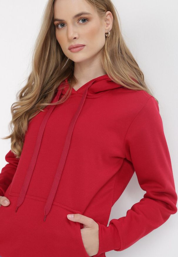Born2be - Czerwona Bluza z Kapturem Kasseia. Typ kołnierza: kaptur. Kolor: czerwony. Materiał: dzianina, polar. Styl: klasyczny