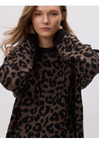 Reserved - Sweter w panterkę - wielobarwny. Materiał: dzianina, wełna. Wzór: motyw zwierzęcy #1
