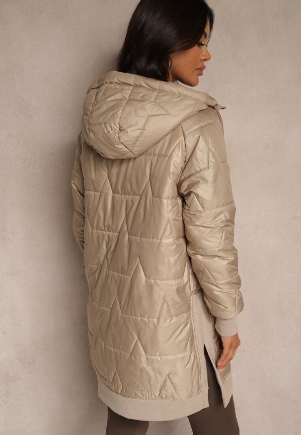 Renee - Beżowa Przejściowa Kurtka z Kapturem Zdobiona Pikowaniem Fesulia. Okazja: na spacer, na co dzień. Typ kołnierza: kaptur. Kolor: beżowy. Materiał: jeans. Wzór: aplikacja. Styl: casual, klasyczny