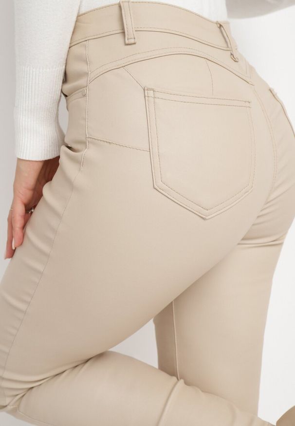 Born2be - Jasnobeżowe Spodnie Skinny z Imitacji Skóry Awileda. Okazja: na spotkanie biznesowe, do pracy. Stan: podwyższony. Kolor: beżowy. Materiał: skóra. Styl: elegancki, rockowy, biznesowy