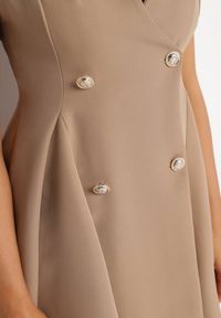 Born2be - Ciemnobeżowa Sukienka Rozkloszowana Ozdobiona Guzikami Pallisna. Kolor: beżowy. Materiał: materiał. Wzór: aplikacja. Typ sukienki: rozkloszowane. Styl: elegancki, klasyczny #5