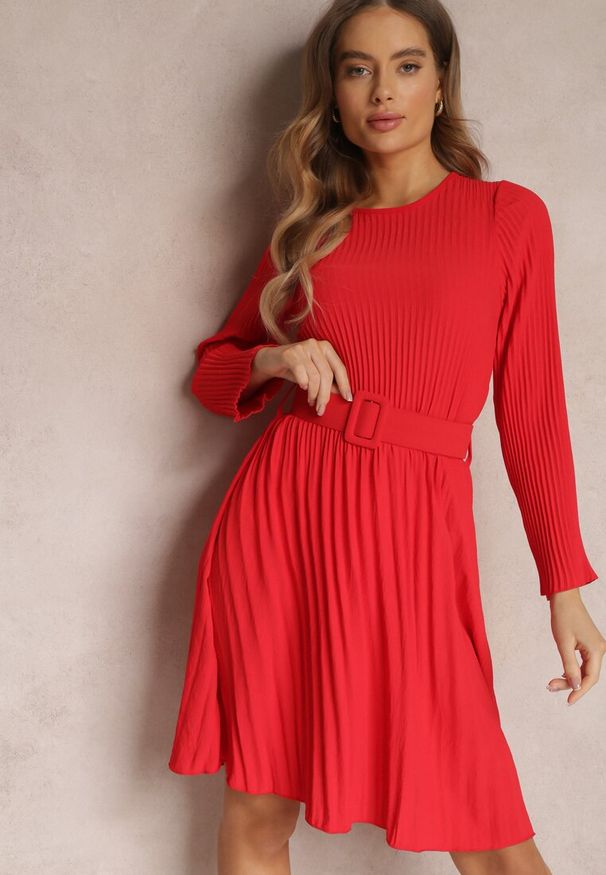 Renee - Czerwona Sukienka Plisowana z Paskiem Phile. Kolor: czerwony. Długość rękawa: długi rękaw. Styl: klasyczny. Długość: mini
