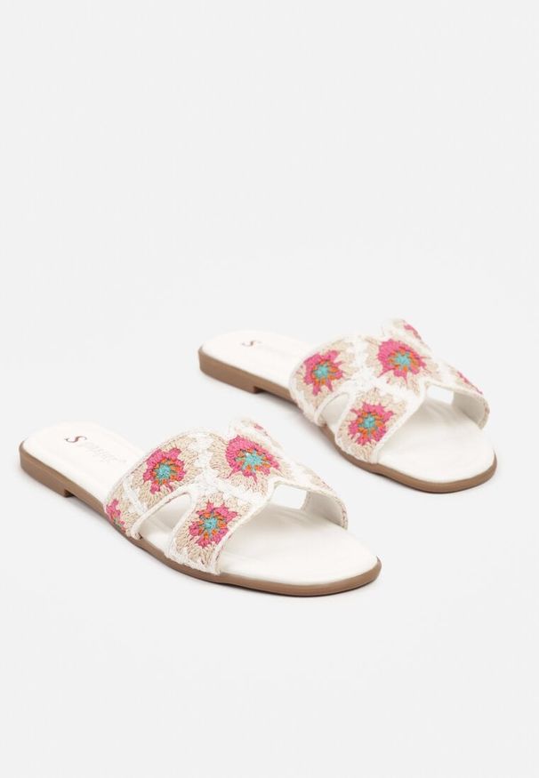 Renee - Biało-Różowe Klapki z Szydełkowym Zdobieniem w Kwiaty na Płaskiej Podeszwie Fenela. Okazja: na co dzień. Nosek buta: otwarty. Kolor: biały. Materiał: jeans. Wzór: aplikacja, kwiaty. Obcas: na płaskiej podeszwie. Styl: casual, elegancki