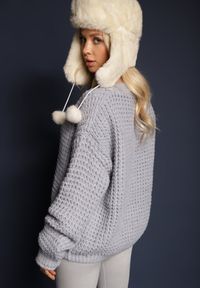 Renee - Jasnoniebieski Sweter z Wiskozą Ozdobiony Splotem Rialorae. Okazja: na co dzień. Kolor: niebieski. Materiał: wiskoza. Wzór: aplikacja, ze splotem. Styl: elegancki, casual