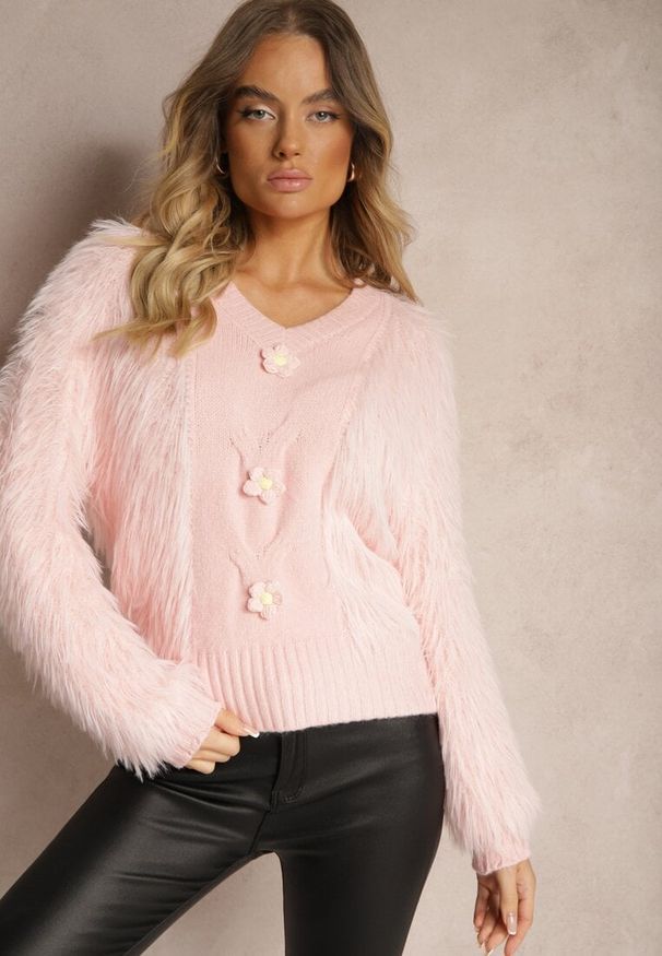 Renee - Różowy Sweter z Długim Włosiem i Wełną z Guzikami w Kształcie Kwiatów Meriwine. Okazja: na randkę, na co dzień. Typ kołnierza: dekolt w kształcie V. Kolor: różowy. Materiał: wełna. Długość: długie. Wzór: kwiaty. Styl: klasyczny, casual, elegancki