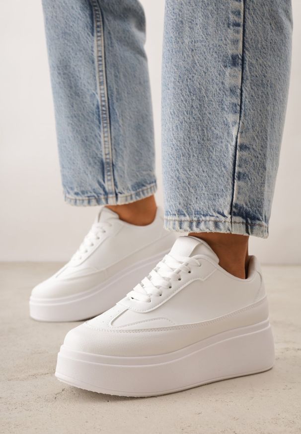 Renee - Białe Sneakersy VICES na Platformie z Ozdobnym Noskiem Attis. Okazja: na uczelnię, na co dzień, na spacer. Nosek buta: okrągły. Zapięcie: sznurówki. Kolor: biały. Szerokość cholewki: normalna. Materiał: skóra. Obcas: na platformie. Wysokość obcasa: średni. Sport: turystyka piesza