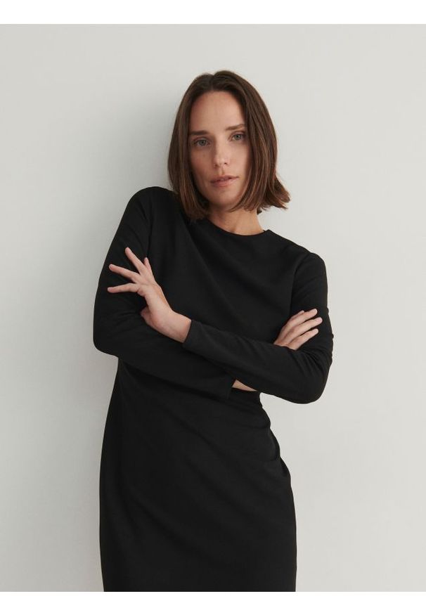 Reserved - Sukienka mini z marszczeniem - czarny. Kolor: czarny. Materiał: dzianina. Wzór: gładki. Długość: mini