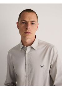 Reserved - Koszula slim fit z haftem - beżowy. Kolor: beżowy. Materiał: tkanina, bawełna. Wzór: haft #1