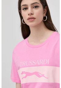 Trussardi Jeans - Trussardi t-shirt bawełniany kolor różowy. Okazja: na co dzień. Kolor: różowy. Materiał: bawełna. Wzór: nadruk. Styl: casual #5
