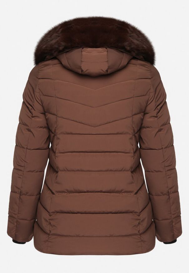 Born2be - Brązowa Kurtka z Dwustronnym Suwakiem Odpinanym Kapturem i Futerkiem Itteira. Okazja: na co dzień. Kolor: brązowy. Materiał: futro. Długość rękawa: długi rękaw. Długość: długie. Styl: casual, klasyczny