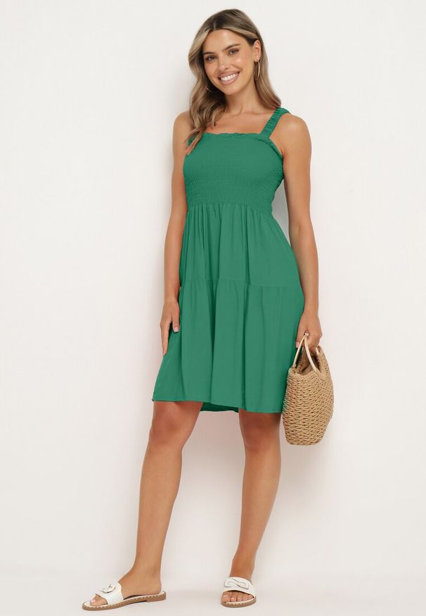 Born2be - Ciemnozielona Sukienka na Ramiączkach z Gumką w Talii i Falbankami Tiamaree. Okazja: na co dzień. Typ kołnierza: kołnierz z falbankami. Kolor: zielony. Długość rękawa: na ramiączkach. Sezon: lato. Typ sukienki: proste. Styl: elegancki, casual