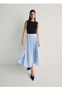 Reserved - Plisowana spódnica midi - jasnoniebieski. Kolor: niebieski. Materiał: dzianina #1