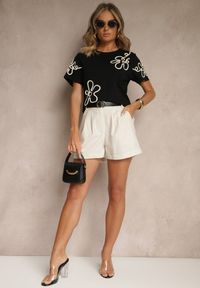 Renee - Czarny T-shirt Zdobiony Aplikacjami w Kształcie Kwiatów Tilasea. Okazja: na co dzień. Kolor: czarny. Materiał: jeans. Wzór: aplikacja, kwiaty. Styl: klasyczny, elegancki, casual #5