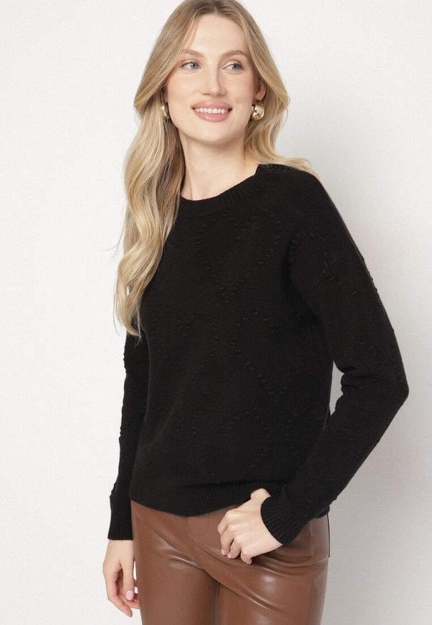 Born2be - Czarny Sweter Ozdobiony Motywem Serc Unisae. Okazja: na co dzień. Kolor: czarny. Materiał: jeans. Wzór: aplikacja. Styl: casual