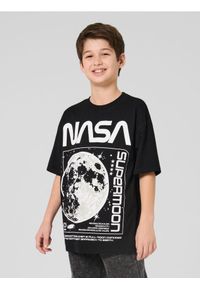 Sinsay - Bawełniana koszulka z krótkim rękawem NASA - czarny. Kolor: czarny. Materiał: bawełna. Długość rękawa: krótki rękaw. Długość: krótkie #1