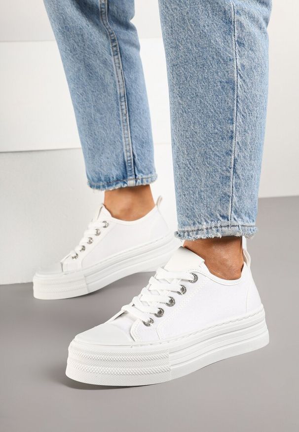 Born2be - Białe Trampki na Grubej Podeszwie z Cyrkoniami Felithea. Okazja: na co dzień, na spacer. Kolor: biały. Materiał: jeans. Szerokość cholewki: normalna. Styl: elegancki, casual