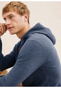 bonprix - Sweter z kapturem z miękkiej mieszanki bawełny. Typ kołnierza: kaptur. Kolor: niebieski. Materiał: bawełna. Wzór: aplikacja #2
