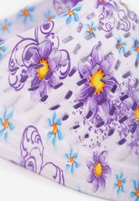 Born2be - Fioletowe Klapki Basenowe w Kwiatowy Wzór z Perforacją Pertumal. Okazja: na co dzień, na spacer. Kolor: fioletowy. Materiał: dzianina, jeans, dresówka. Wzór: kwiaty. Sezon: lato. Styl: wakacyjny, casual, elegancki #3