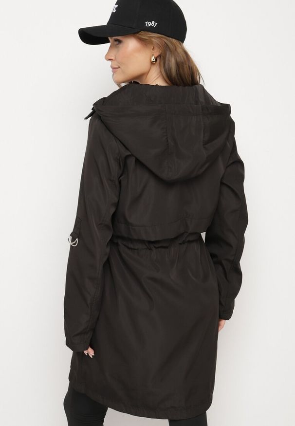 Born2be - Czarna Kurtka Parka Ściągana w Talii z Odpinanym Kapturem Milabra. Kolor: czarny. Materiał: tkanina