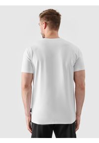 4f - T-shirt regular z nadrukiem męski - biały. Okazja: na co dzień. Kolor: biały. Materiał: bawełna, dzianina, jersey. Długość rękawa: krótki rękaw. Długość: krótkie. Wzór: nadruk. Styl: casual, klasyczny, sportowy