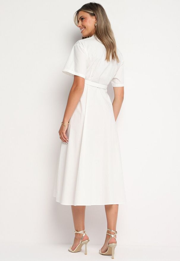 Born2be - Biała Bawełniana Sukienka o Koszulowym Kroju z Paskiem i Kwiatowymi Broszkami Zelnea. Okazja: na spotkanie biznesowe. Kolor: biały. Materiał: bawełna. Długość rękawa: krótki rękaw. Wzór: kwiaty. Typ sukienki: koszulowe. Styl: biznesowy, elegancki