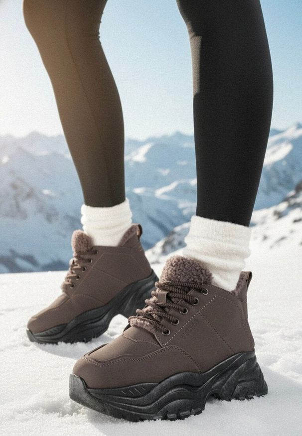 Born2be - Brązowe Traperki Sneakersy Vices na Grubej Tłoczonej Platformie Typu Traperki Narrise. Okazja: na co dzień. Kolor: brązowy. Materiał: jeans. Obcas: na platformie. Styl: casual