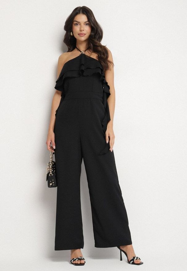 Born2be - Czarny Kombinezon Wiązany na Szyi z Metaliczną Ozdobą Tilindra. Kolor: czarny. Długość: długie. Wzór: aplikacja. Styl: klasyczny, elegancki