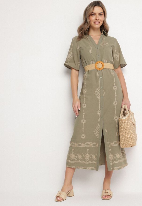Born2be - Ciemnozielona Bawełniana Sukienka Koszulowa z Ozdobnym Paskiem i Haftem Evialisse. Okazja: na co dzień, na imprezę. Kolor: zielony. Materiał: bawełna. Wzór: haft. Typ sukienki: koszulowe. Styl: elegancki, casual