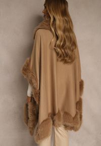Renee - Jasnobrązowe Ponczo z Wiskozą Wełną i Futerkiem Mevicia. Okazja: na co dzień, na imprezę. Kolor: brązowy. Materiał: wełna, wiskoza, futro. Wzór: aplikacja. Styl: casual, elegancki, klasyczny #5