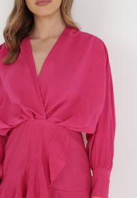 Born2be - Fuksjowa Sukienka Appobe. Okazja: na imprezę. Typ kołnierza: dekolt w serek. Kolor: różowy. Materiał: wiskoza, tkanina. Wzór: aplikacja. Typ sukienki: kopertowe. Długość: mini #2