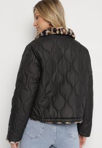 Born2be - Czarna Pikowana Kurtka Dwustronna ze Stójką i Ściągaczem z Futerkiem w Panterkę Cesila. Okazja: na co dzień. Typ kołnierza: kołnierzyk stójkowy. Kolor: czarny. Materiał: futro. Długość rękawa: długi rękaw. Długość: długie. Wzór: motyw zwierzęcy. Styl: klasyczny, casual #6